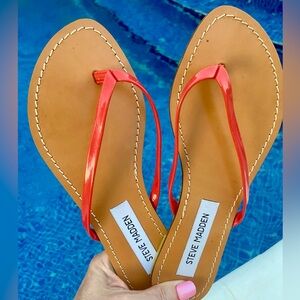 STEVE MADDEN  REDDISH ORANGE PATENT LEATHER  FLIP FLOPS  SANDALS — NEW — SIZE 6